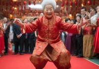 婚礼散场奇闻：喜婆婆一踢鞋卡房顶，网友热议不已！